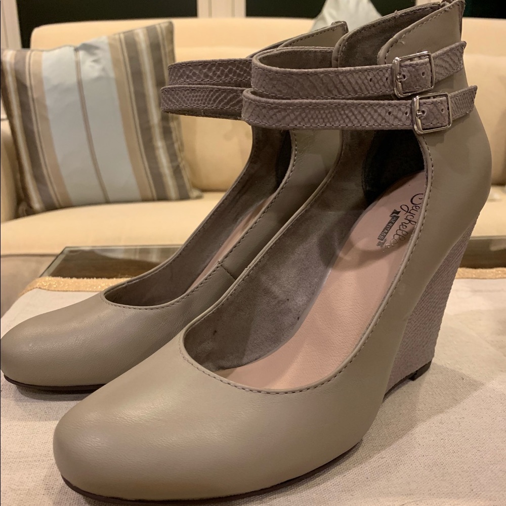 Seychelles Light Gray Leather Wedge Pumps -New